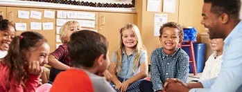 Éducateur présent avec un groupe d'enfants