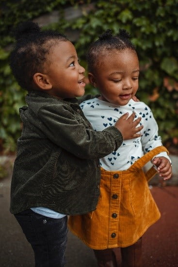 Le rôle du langage et des habiletés sociales pour se faire des amis